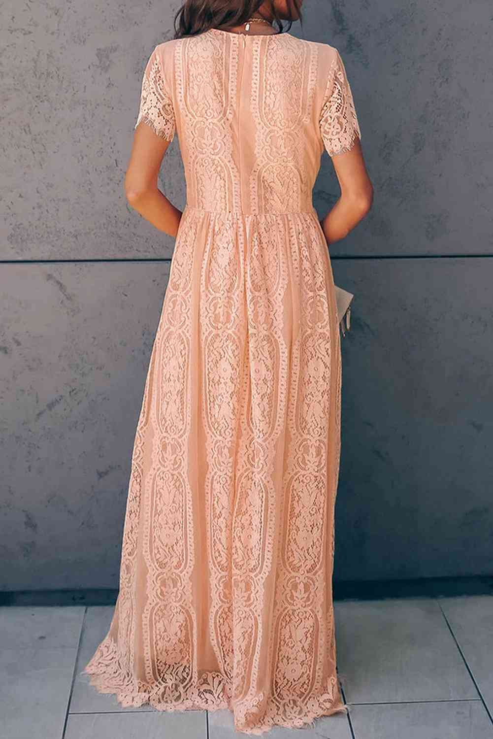 Robe plongeante en dentelle à bordure festonnée
