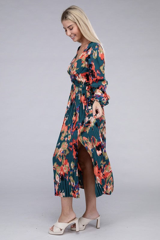 Robe longue plissée en satin fleuri