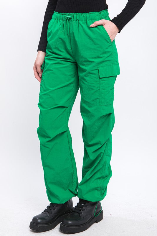 Pantalones cargo tipo paracaídas de corte holgado