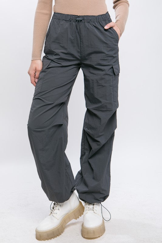 Pantalon cargo parachute coupe ample