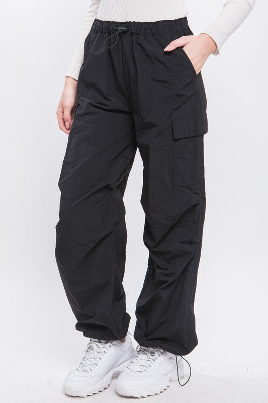 Pantalon cargo parachute coupe ample