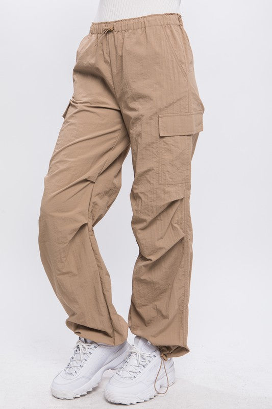 Pantalon cargo parachute coupe ample