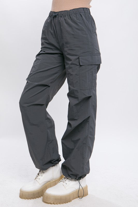 Pantalon cargo parachute coupe ample