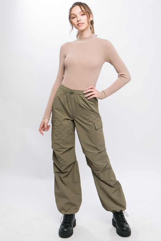 Pantalon cargo parachute coupe ample