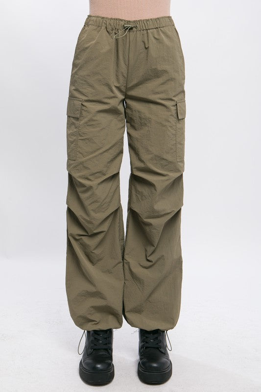 Pantalon cargo parachute coupe ample