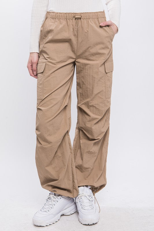 Pantalon cargo parachute coupe ample