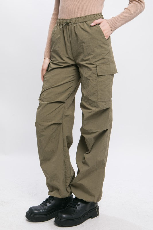 Pantalon cargo parachute coupe ample