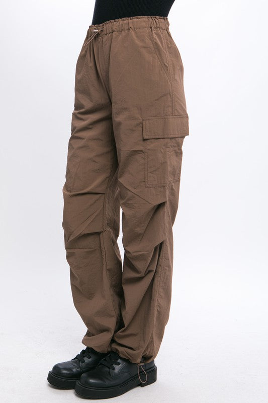 Pantalon cargo parachute coupe ample