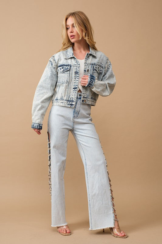 Jean en denim stretch découpé sur le côté avec bordure en bijou