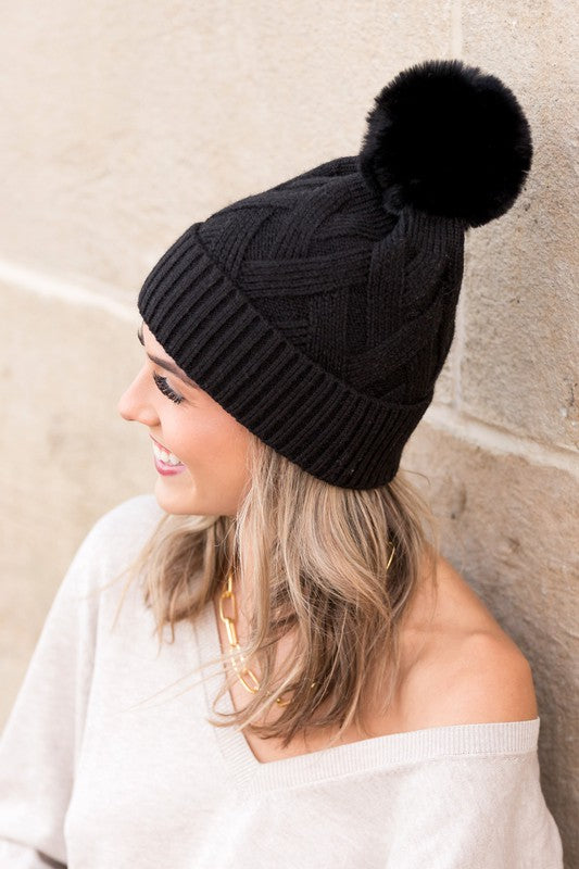 Gorro de punto grueso con pompón de pelo