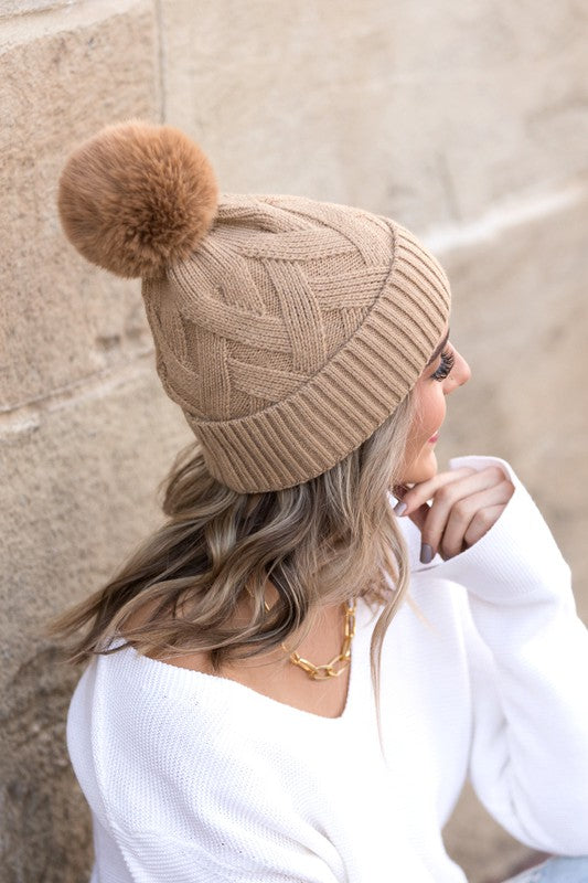 Gorro de punto grueso con pompón de pelo