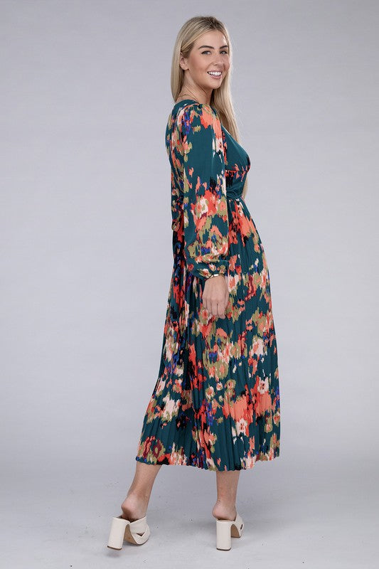 Robe longue plissée en satin fleuri