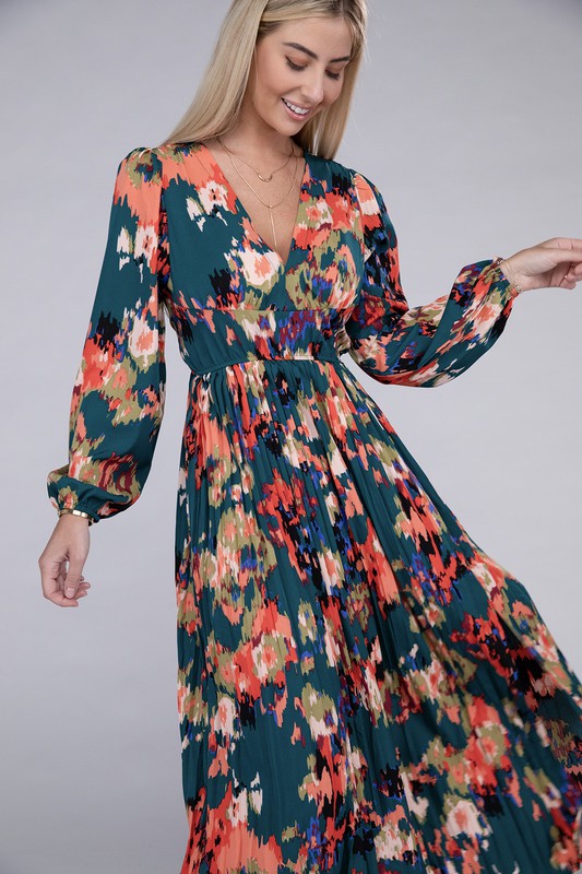 Robe longue plissée en satin fleuri