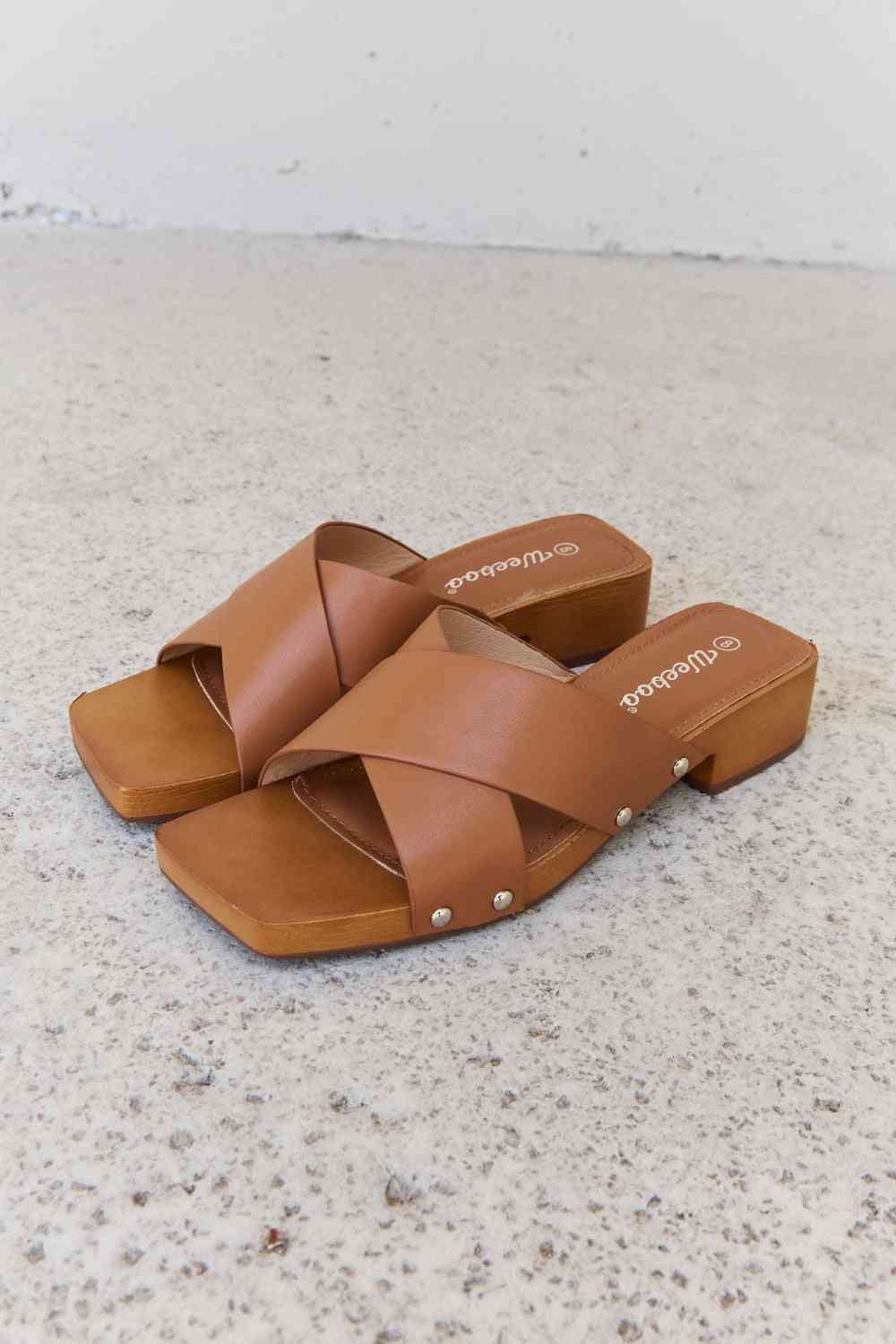 Zuecos marrones de madera cruzados Step Into Summer de Weeboo