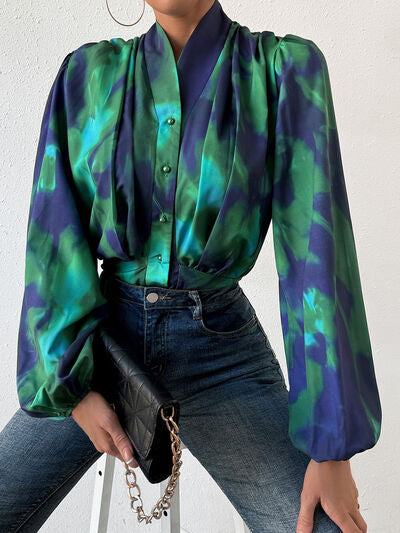 Blusa con botones y manga globo con efecto tie-dye