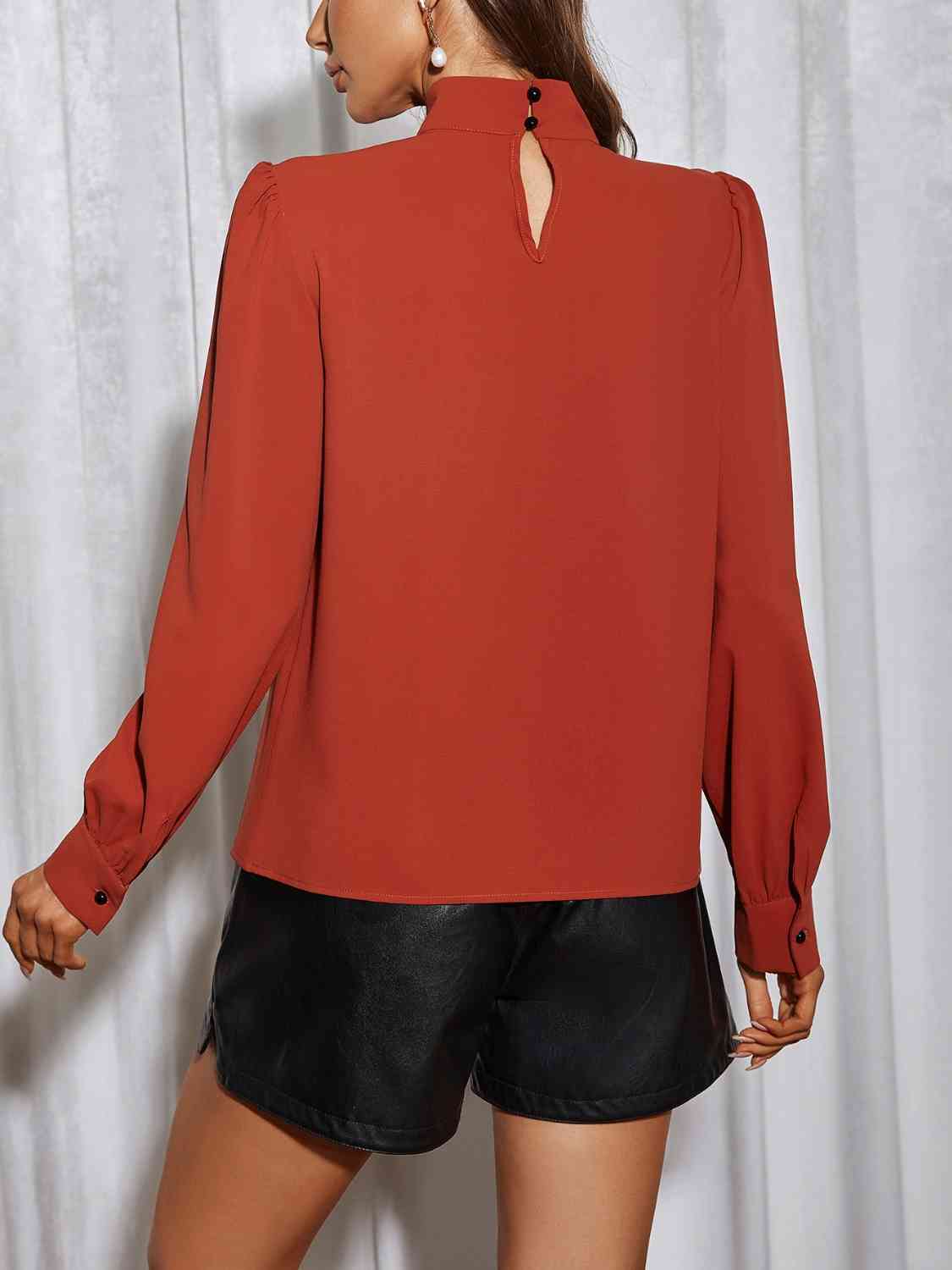 Blouse à manches bouffantes et découpe