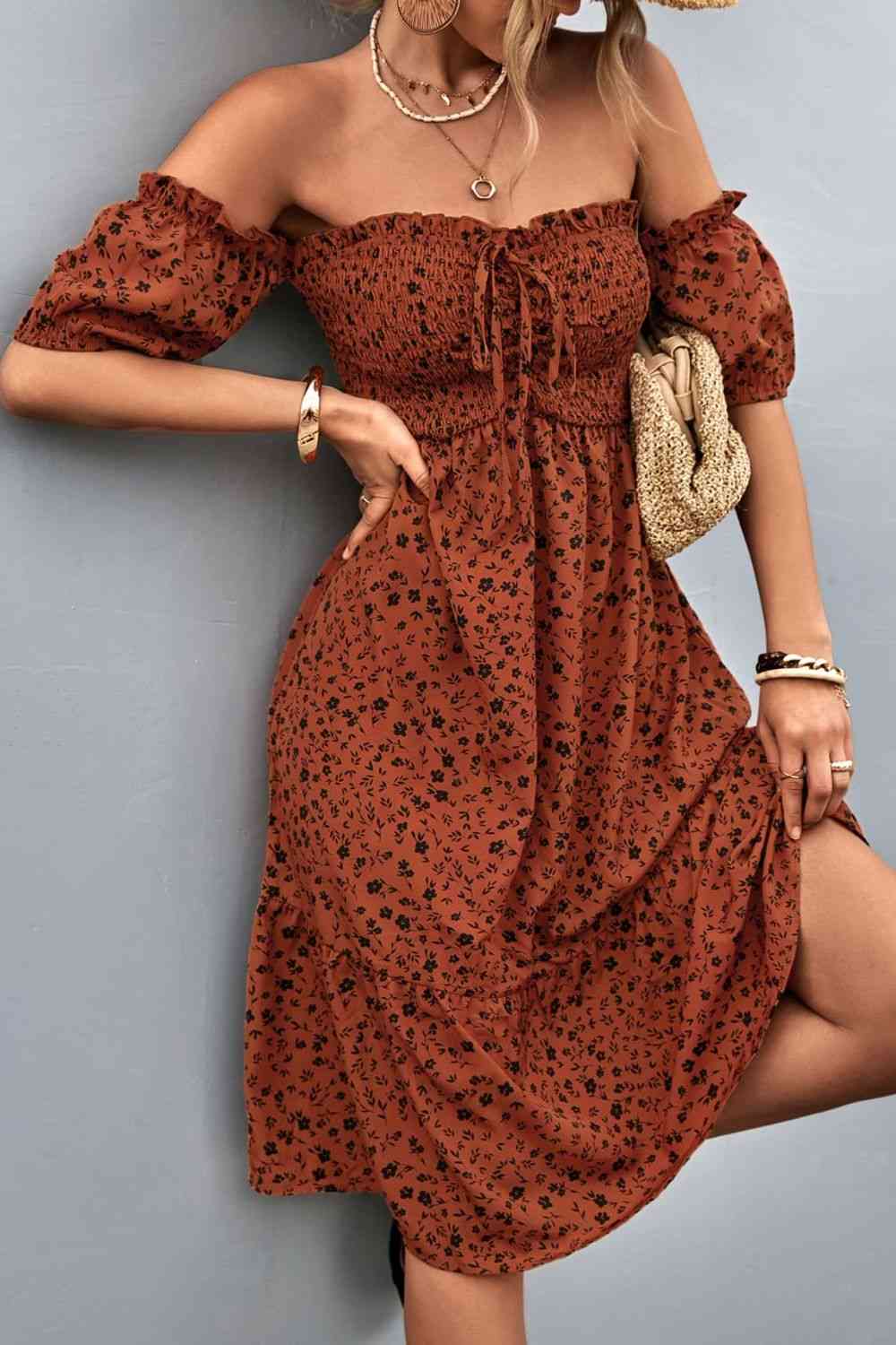 Robe à épaules dénudées et à volants et petites fleurs smockées