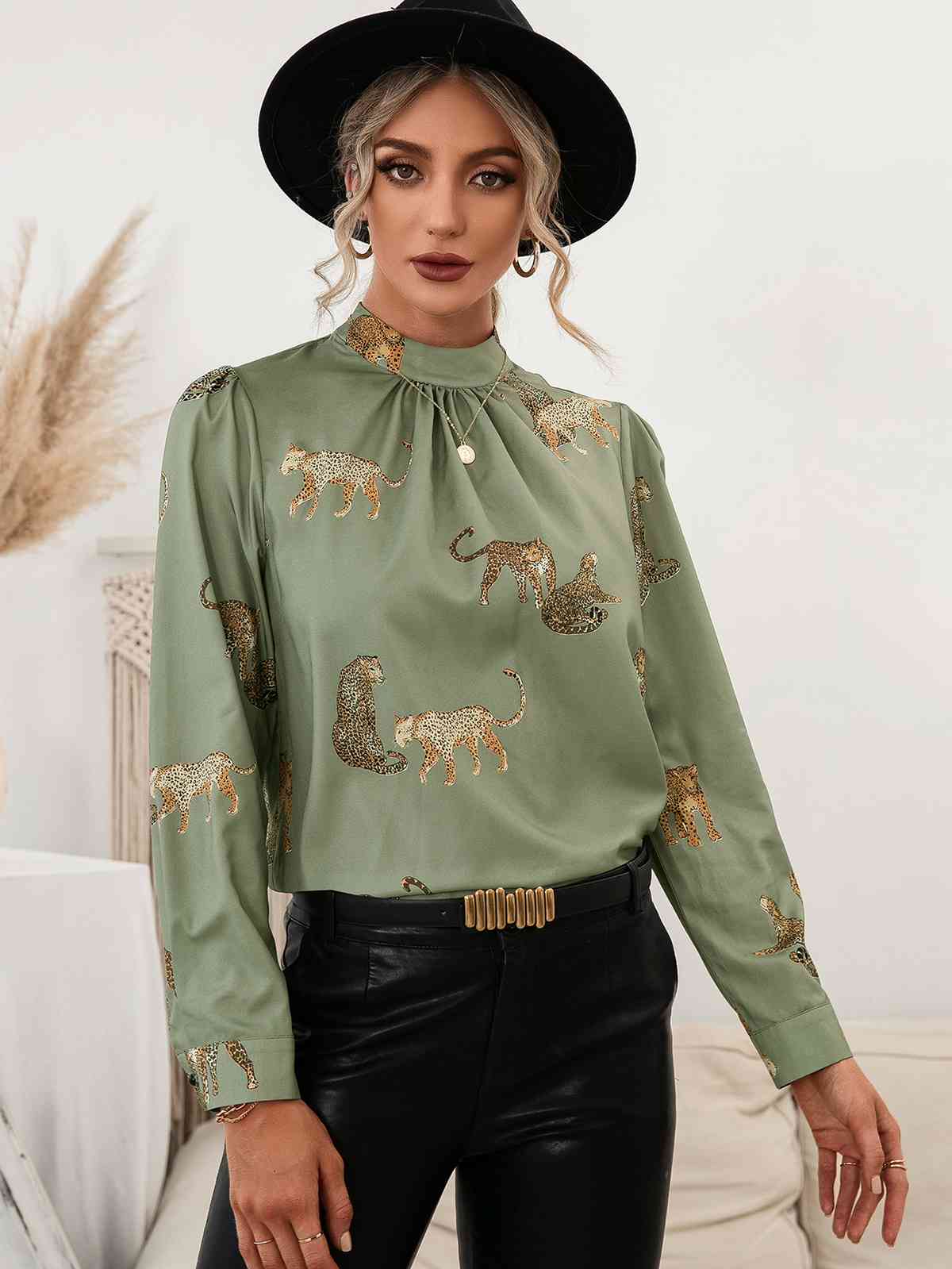 Blusa con estampado de leopardo y mangas abullonadas con cuello simulado