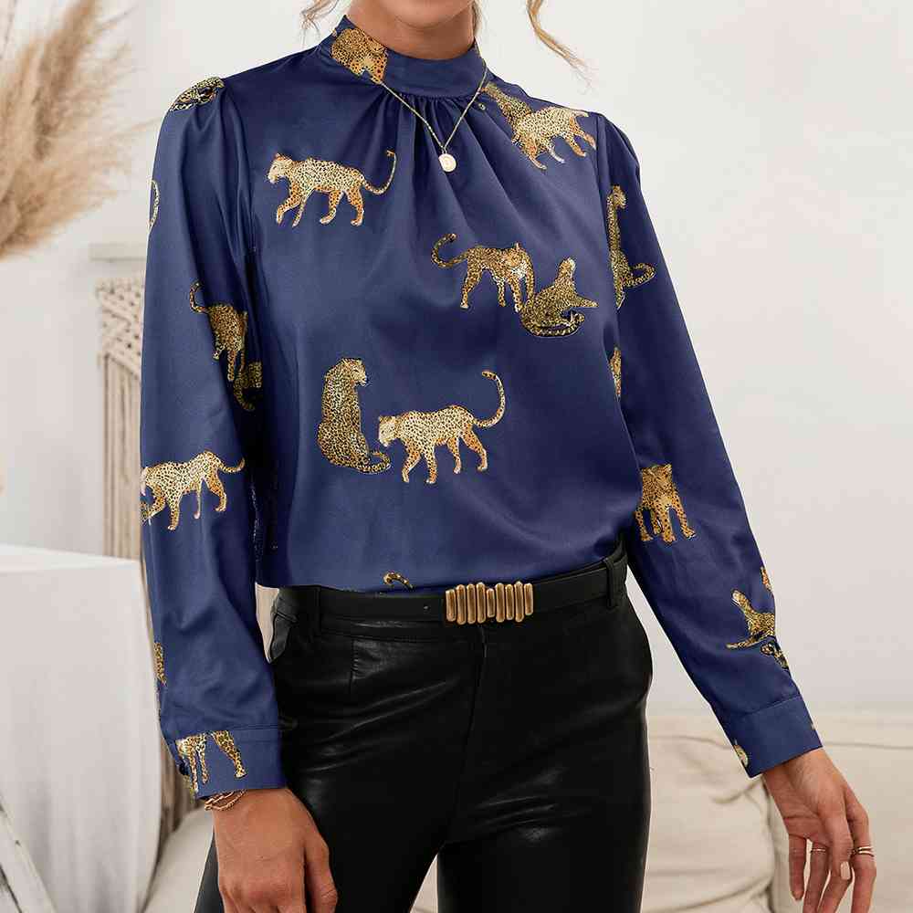 Blusa con estampado de leopardo y mangas abullonadas con cuello simulado