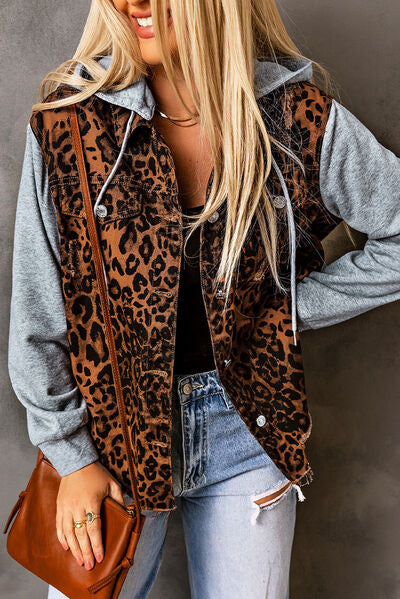 Chaqueta vaquera con capucha y cordón con estampado de leopardo