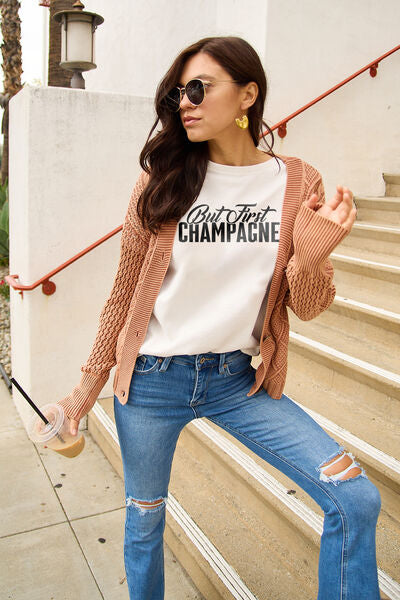 Camiseta con cuello redondo BUT FIRST CHAMPAGNE de talla grande de Simply Love