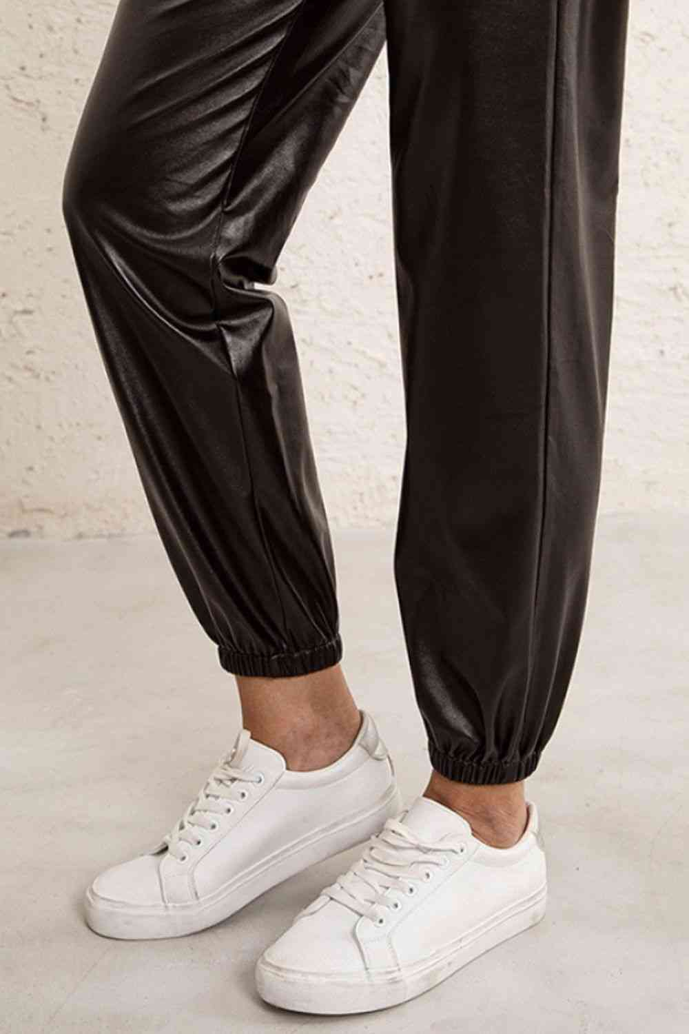 Joggers de cuero PU con cintura elástica