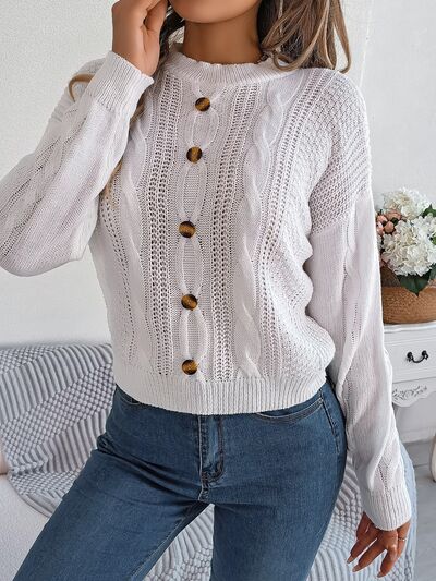 Pull col rond boutonné en tricot torsadé