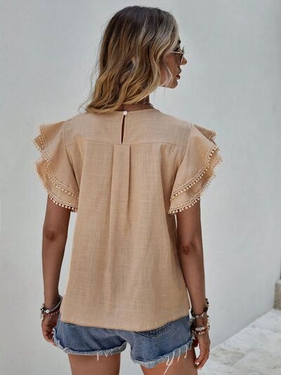 Blusa con cuello redondo y manga japonesa con volantes