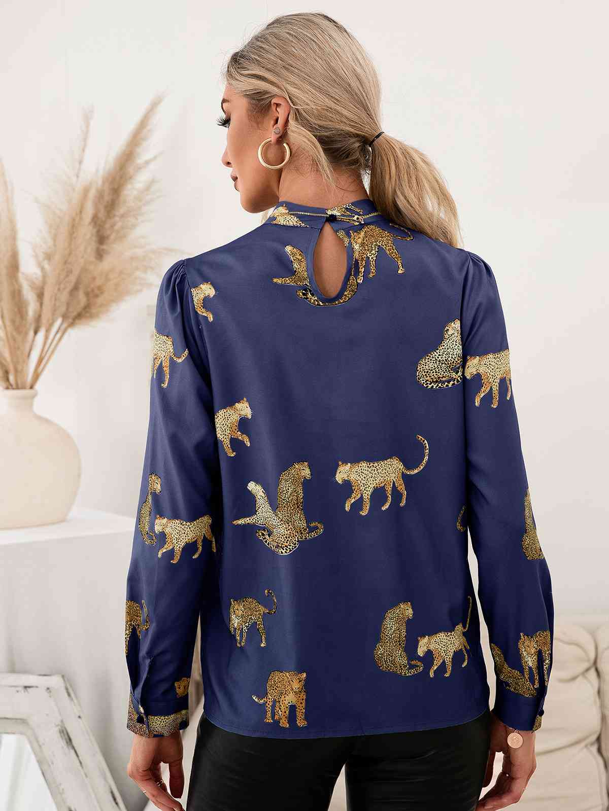 Blusa con estampado de leopardo y mangas abullonadas con cuello simulado