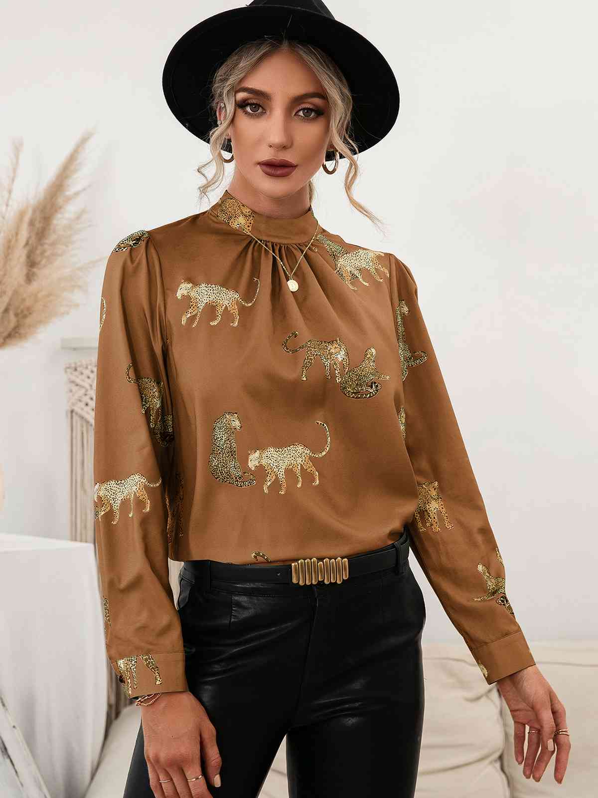 Blusa con estampado de leopardo y mangas abullonadas con cuello simulado