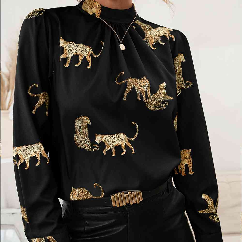 Blusa con estampado de leopardo y mangas abullonadas con cuello simulado