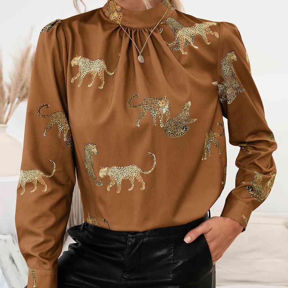 Blusa con estampado de leopardo y mangas abullonadas con cuello simulado