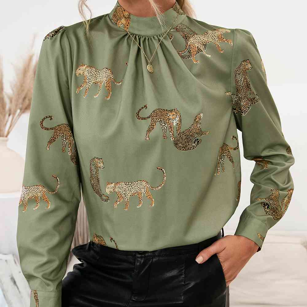 Blusa con estampado de leopardo y mangas abullonadas con cuello simulado