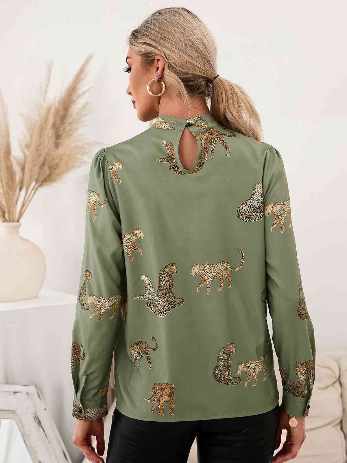 Blusa con estampado de leopardo y mangas abullonadas con cuello simulado