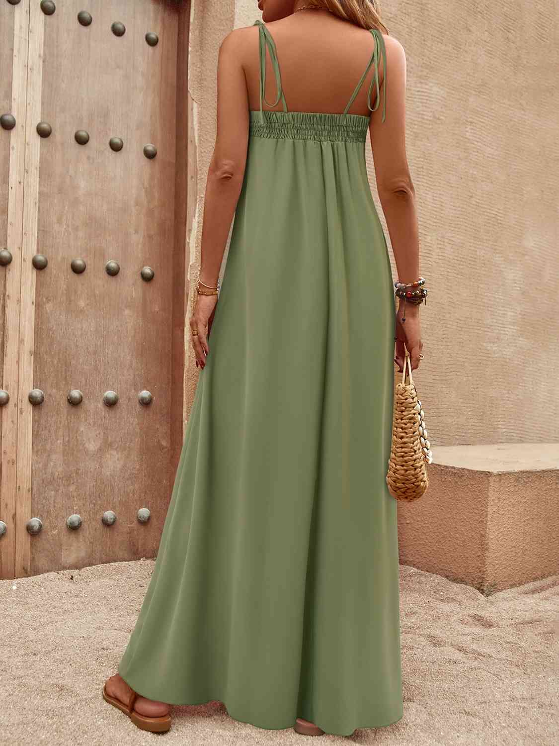 Robe longue smockée à épaules nouées