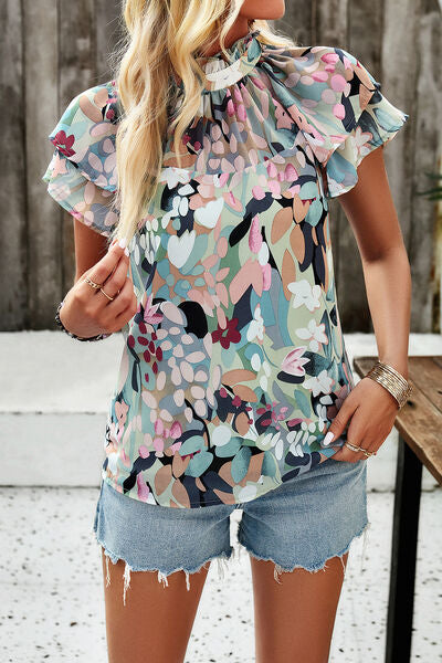 Blusa estampada con cuello simulado y volantes