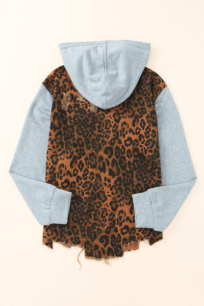 Chaqueta vaquera con capucha y cordón con estampado de leopardo