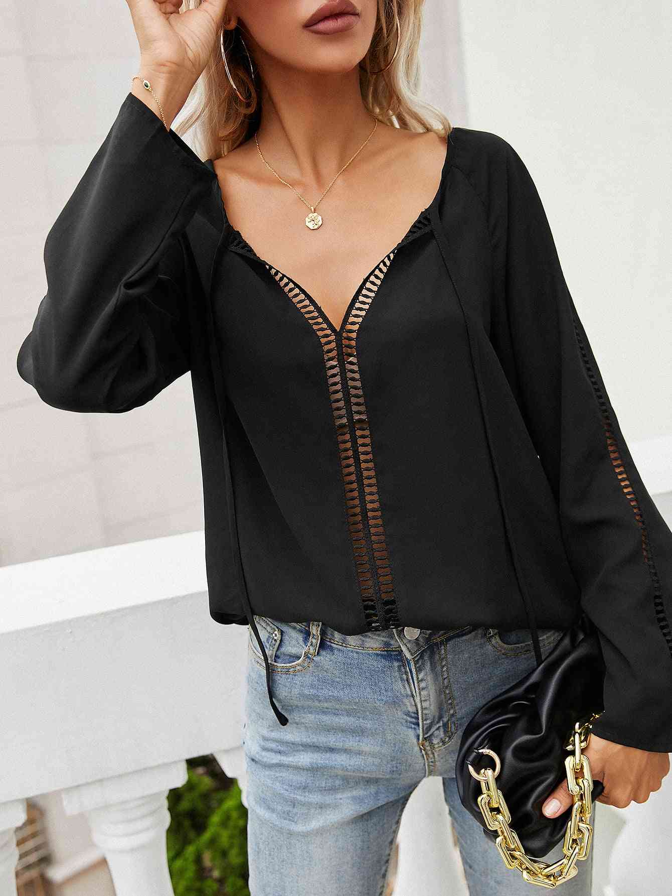 Blouse semi-transparente à manches longues et col noué