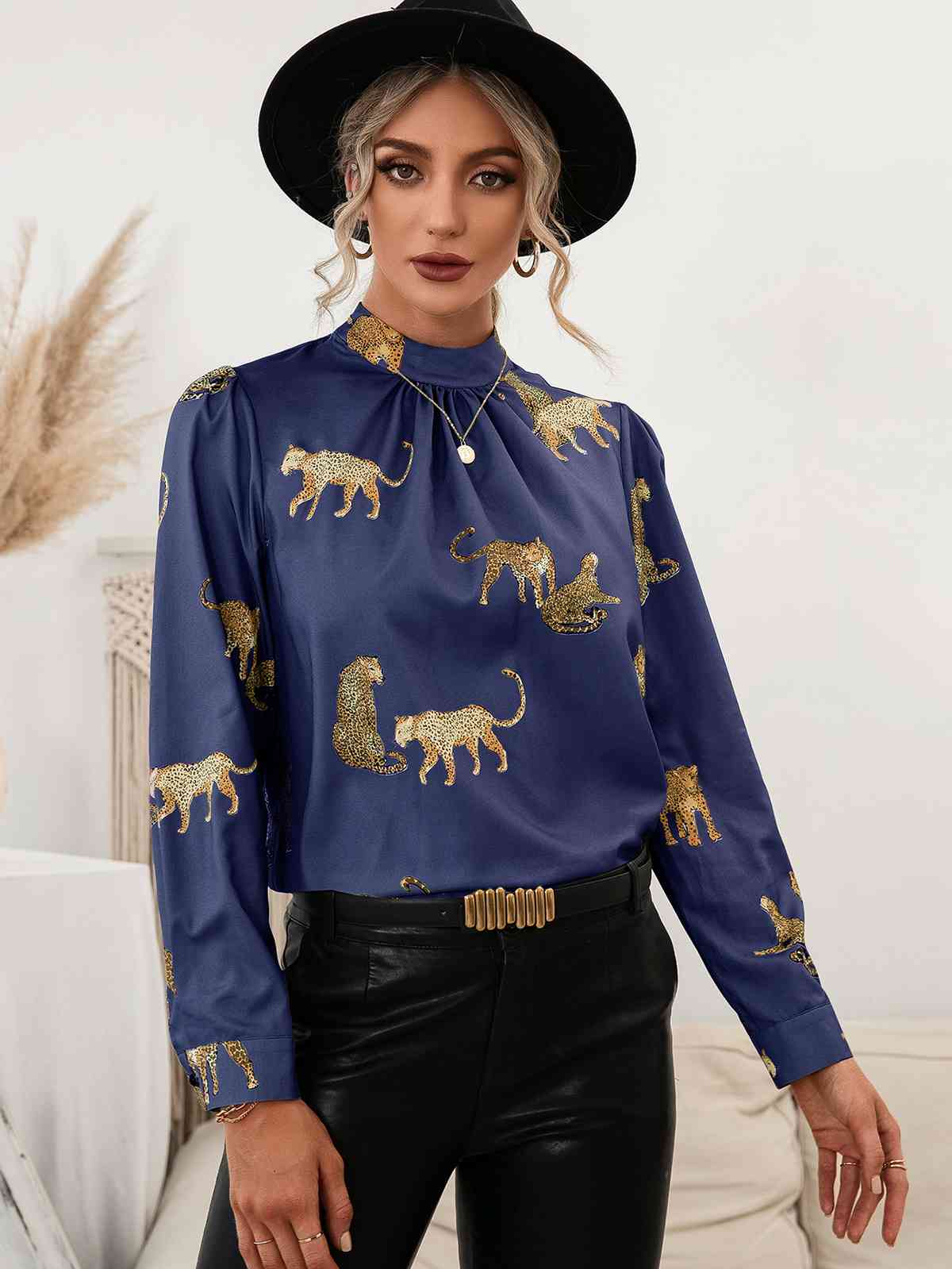 Blusa con estampado de leopardo y mangas abullonadas con cuello simulado