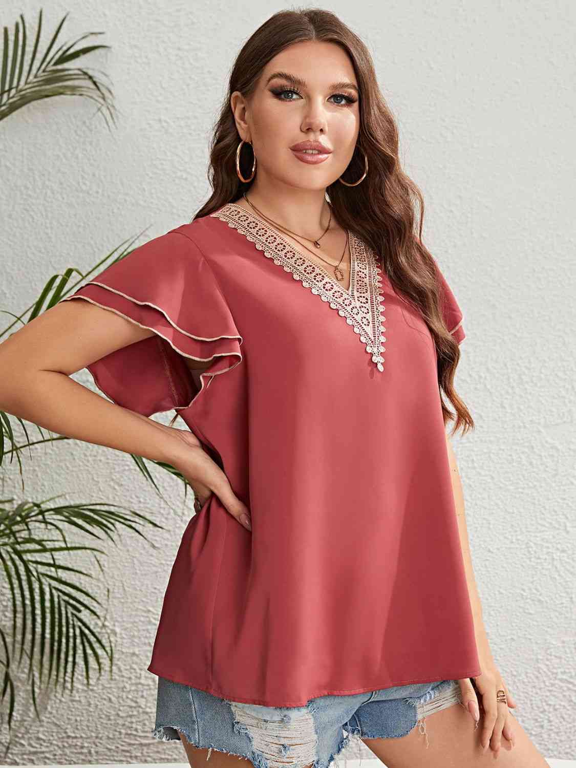 Blusa de manga acampanada en capas con cuello en V en contraste de talla grande