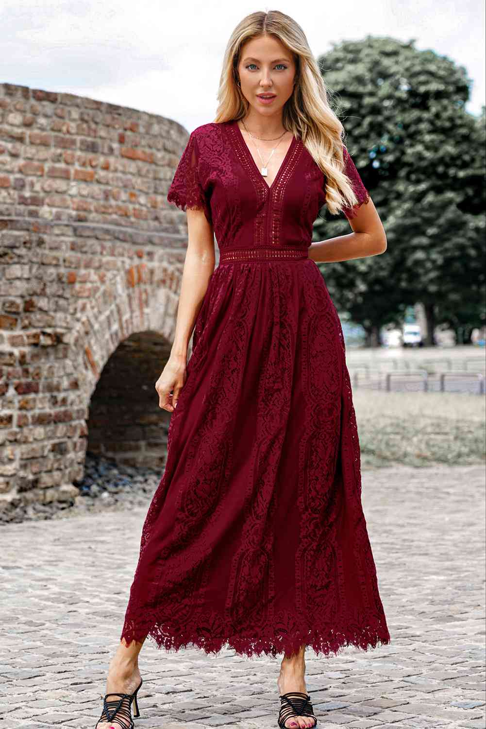 Robe plongeante en dentelle à bordure festonnée