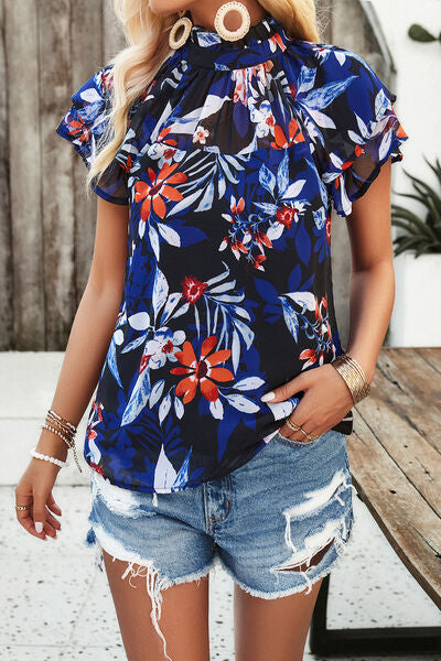 Blusa estampada con cuello simulado y volantes