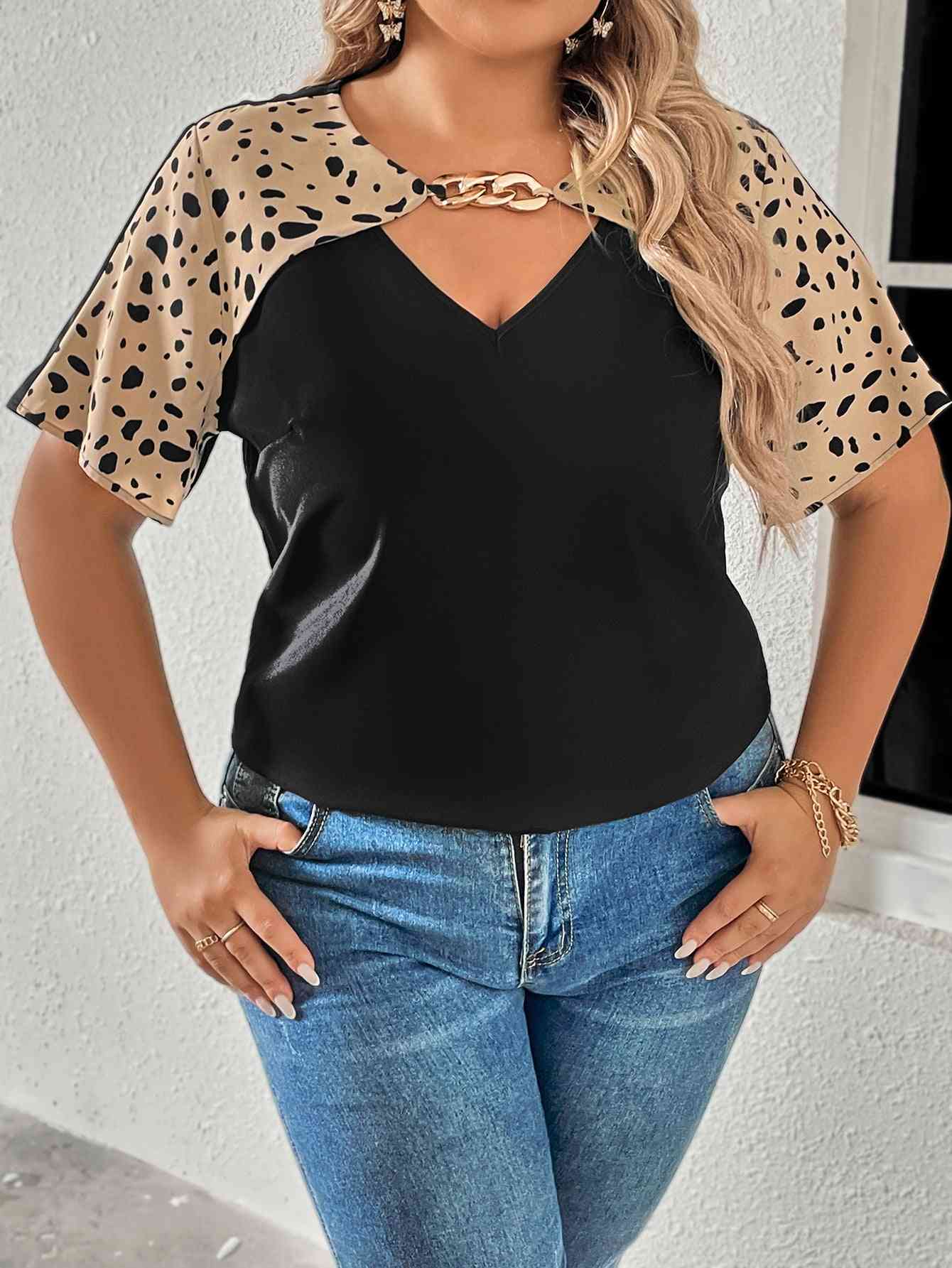 Blusa de manga raglán con cuello en V y detalle de cadena de talla grande