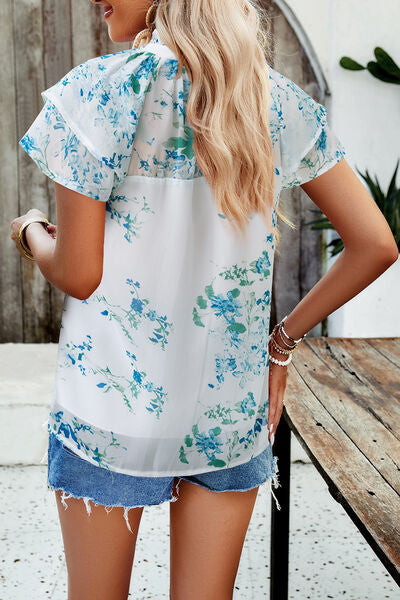 Blusa estampada con cuello simulado y volantes