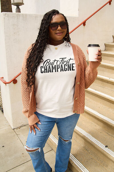 Camiseta con cuello redondo BUT FIRST CHAMPAGNE de talla grande de Simply Love