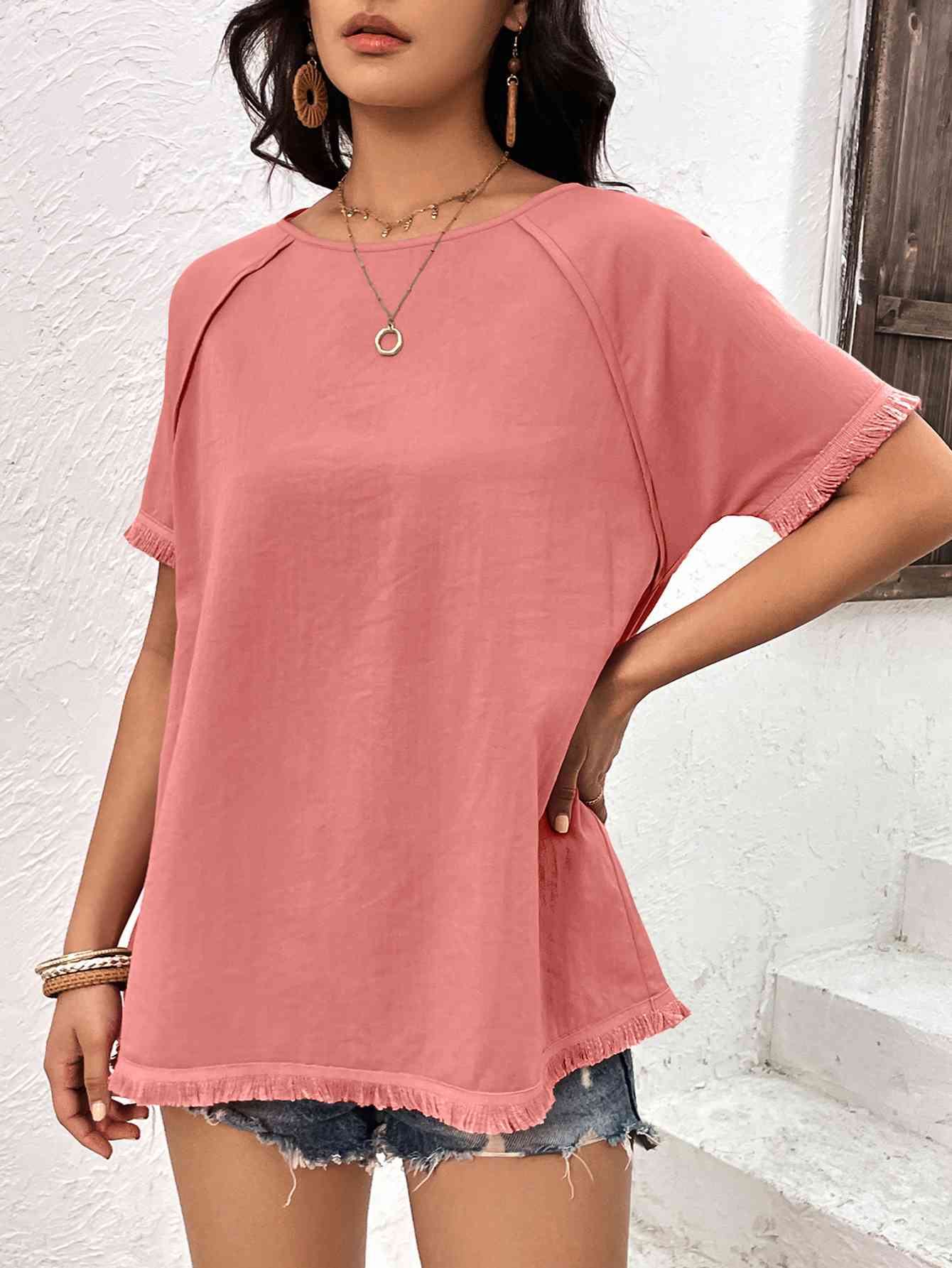 Top con detalle de flecos y manga raglán con cuello redondo