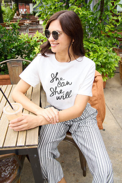 Camiseta de manga corta de tamaño completo SHE CAN SHE WILL de Simply Love