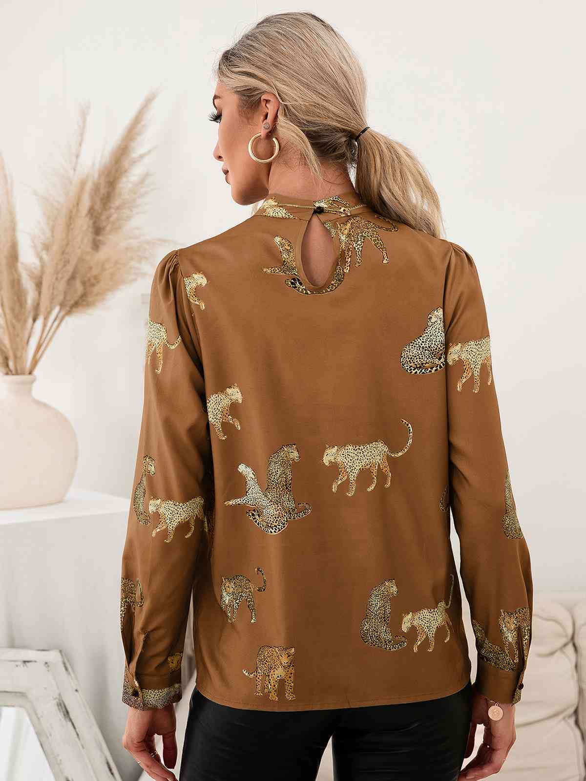 Blusa con estampado de leopardo y mangas abullonadas con cuello simulado