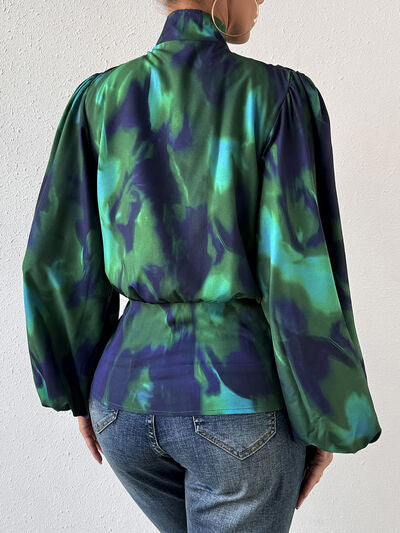 Blusa con botones y manga globo con efecto tie-dye