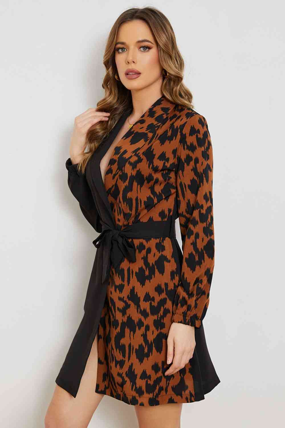 Vestido con cuello chal y cinturón con estampado de leopardo